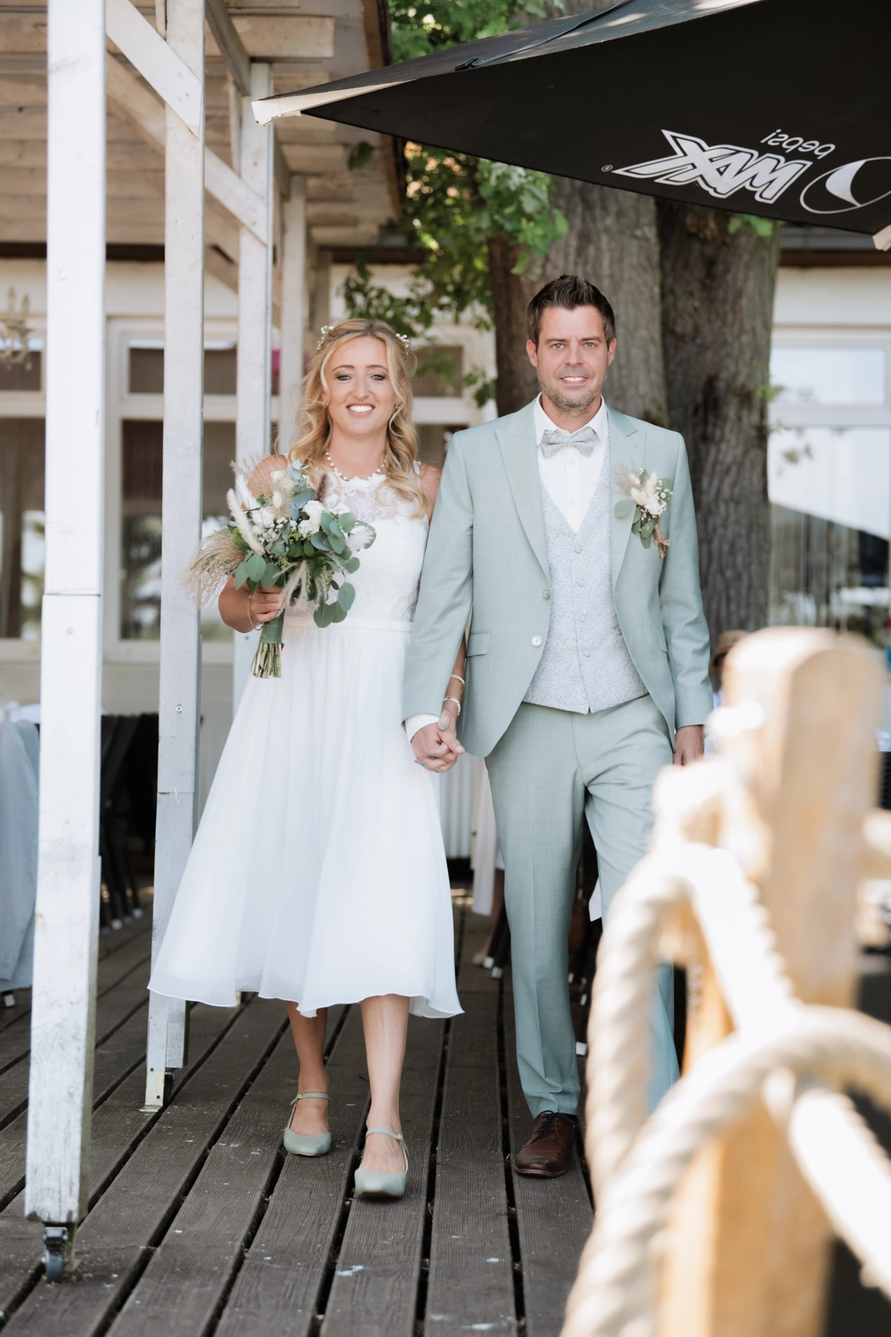 G5 Studios – Fotografie – ein glückliches frisch verheiratetes Paar teilt romantische Momente