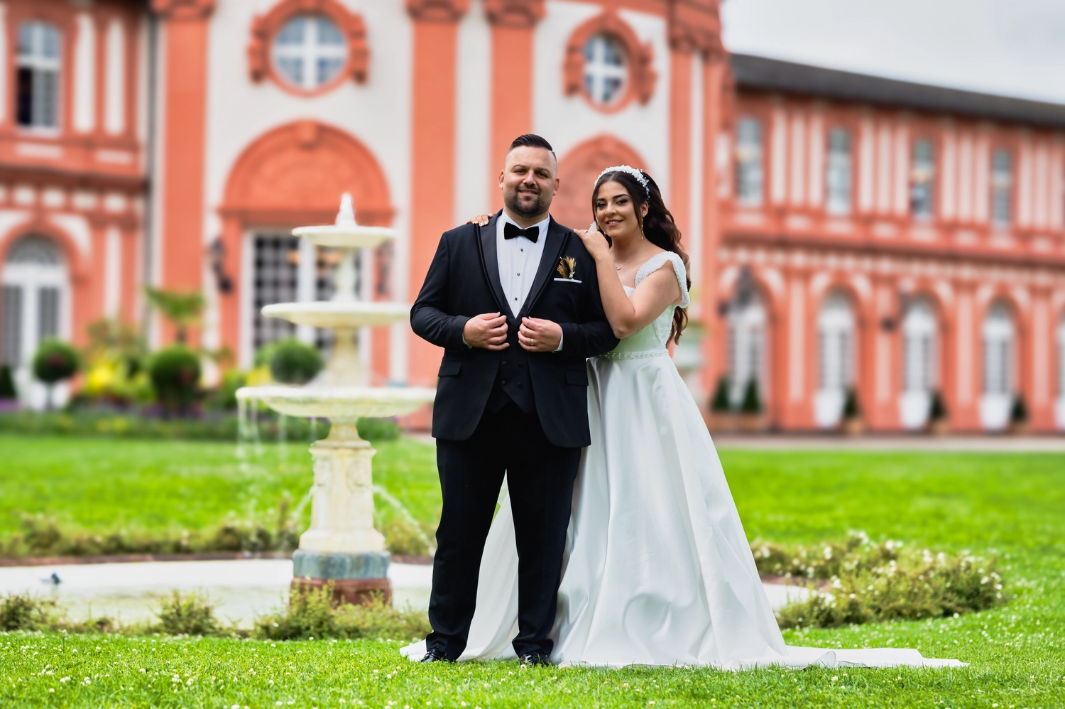 G5 Studios – Fotografie – ein glückliches frisch verheiratetes Paar teilt romantische Momente