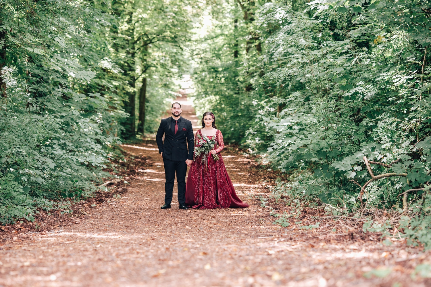 G5 Studios – Fotografie – ein glückliches frisch verheiratetes Paar teilt romantische Momente