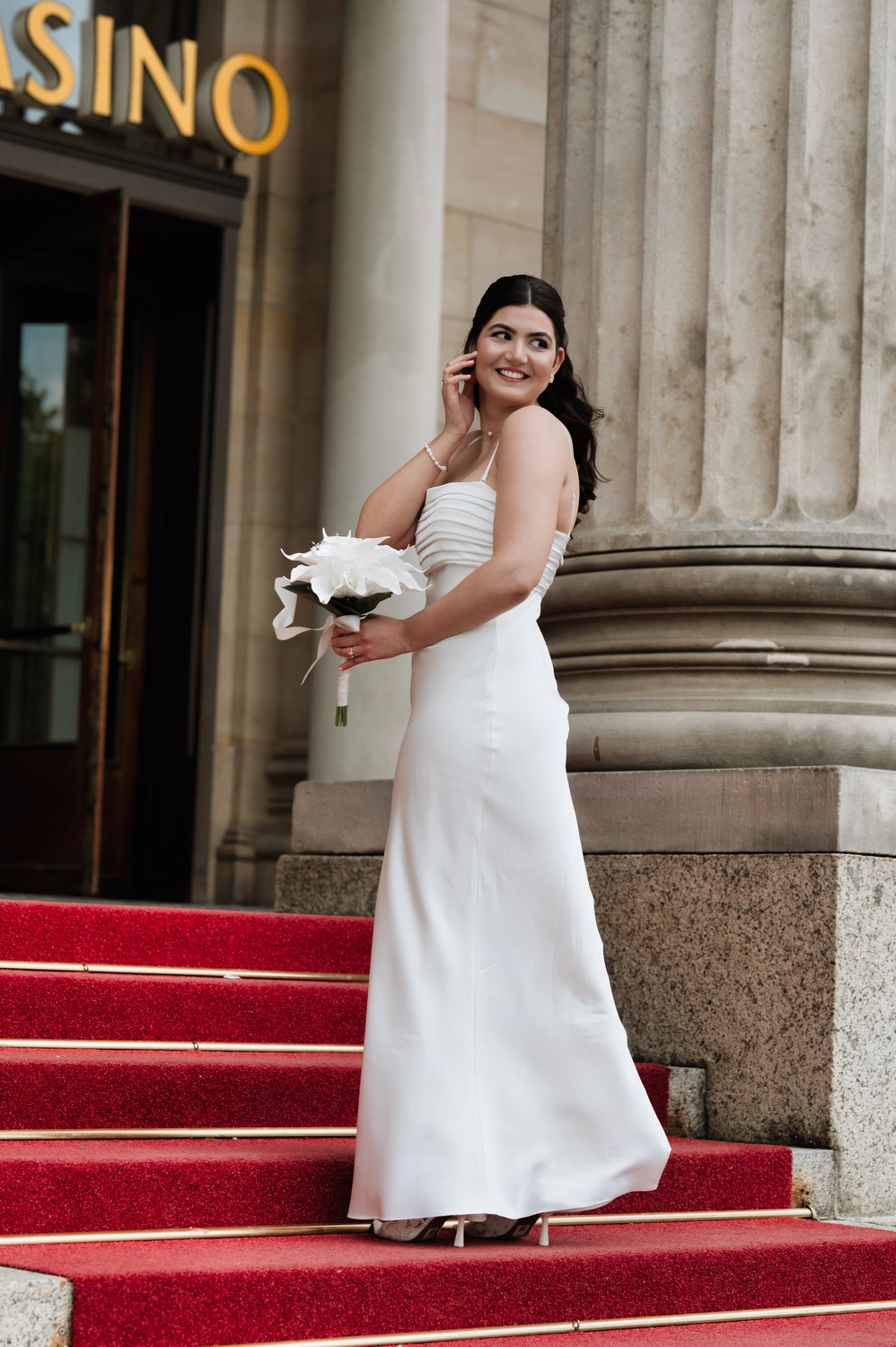 G5 Studios – Fotografie – eine glückliche Braut mit Blumen