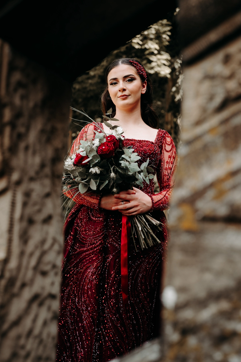 G5 Studios – Fotografie – eine glückliche Braut mit Blumen