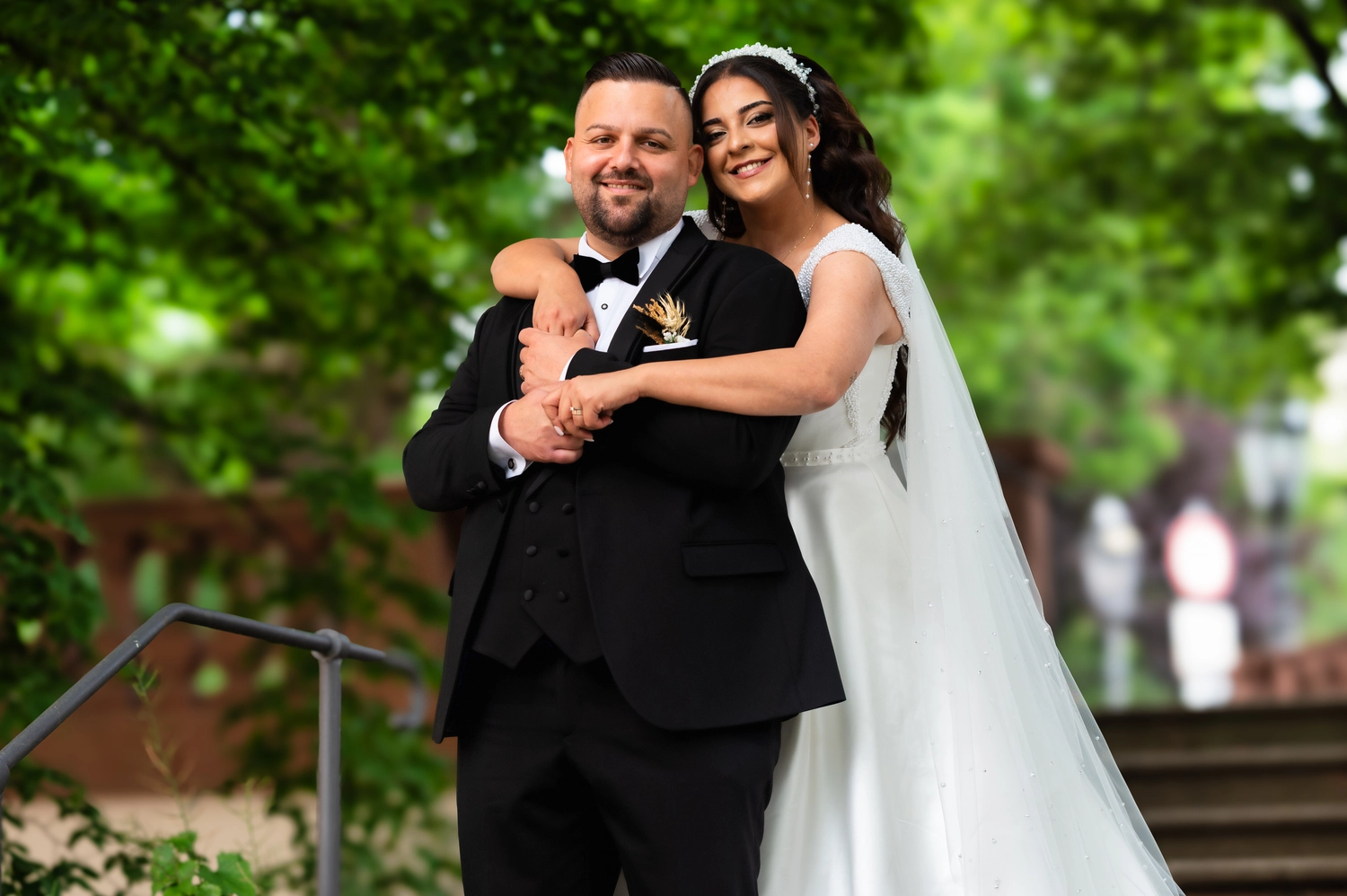 G5 Studios – Fotografie – ein glückliches frisch verheiratetes Paar teilt romantische Momente