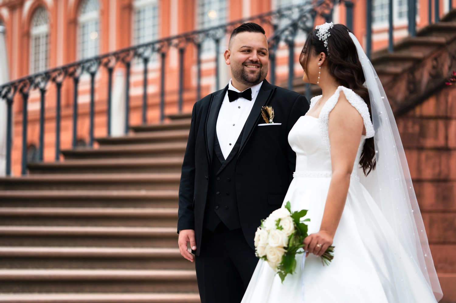 G5 Studios – Fotografie – ein glückliches frisch verheiratetes Paar teilt romantische Momente