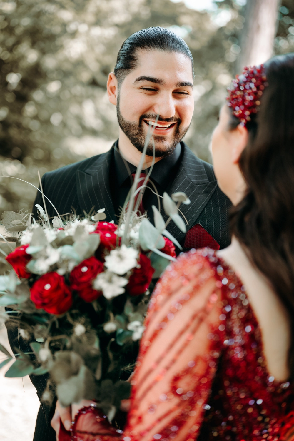G5 Studios – Fotografie – ein glückliches frisch verheiratetes Paar teilt romantische Momente
