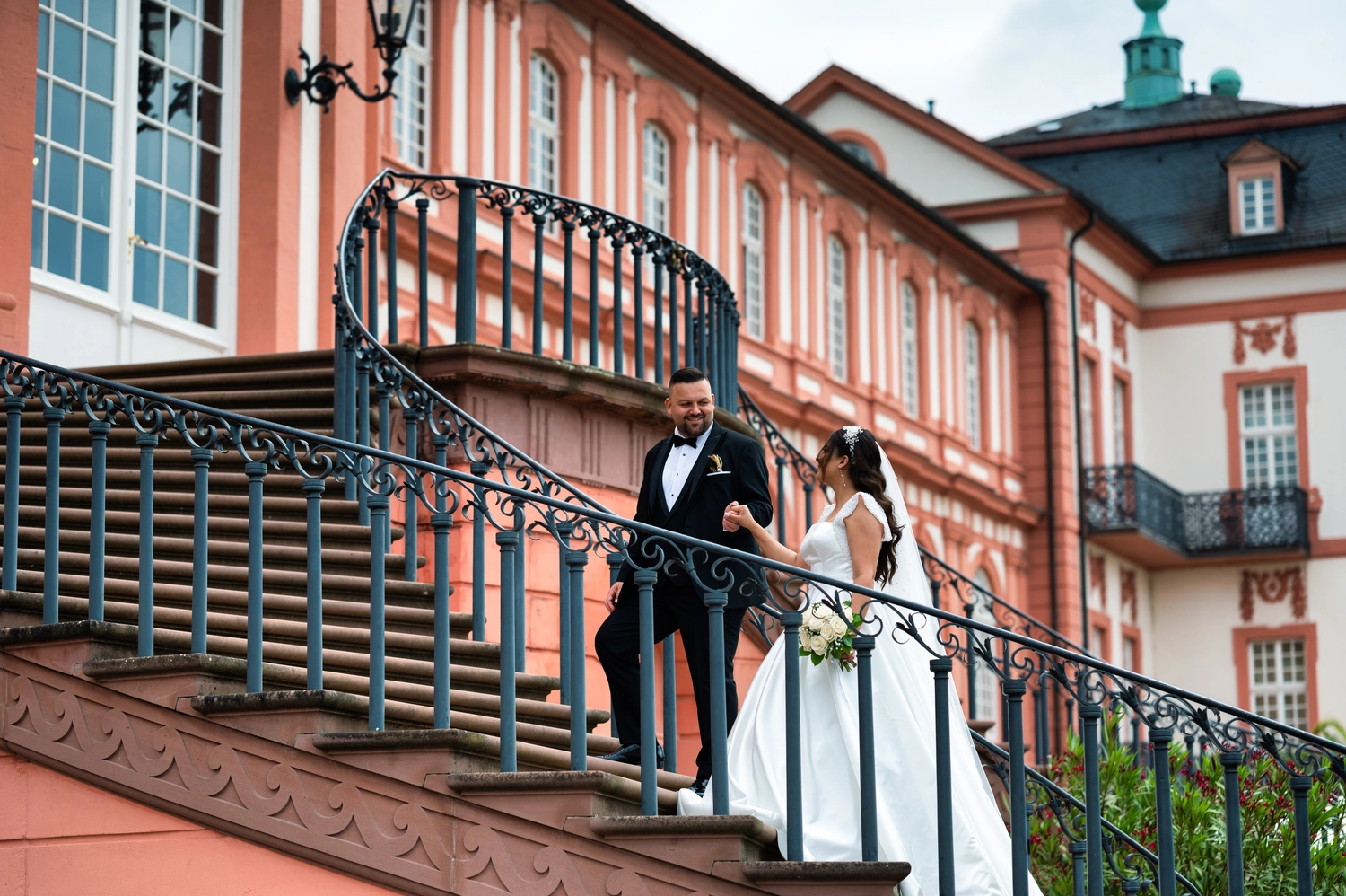 G5 Studios – Fotografie – ein glückliches frisch verheiratetes Paar teilt romantische Momente