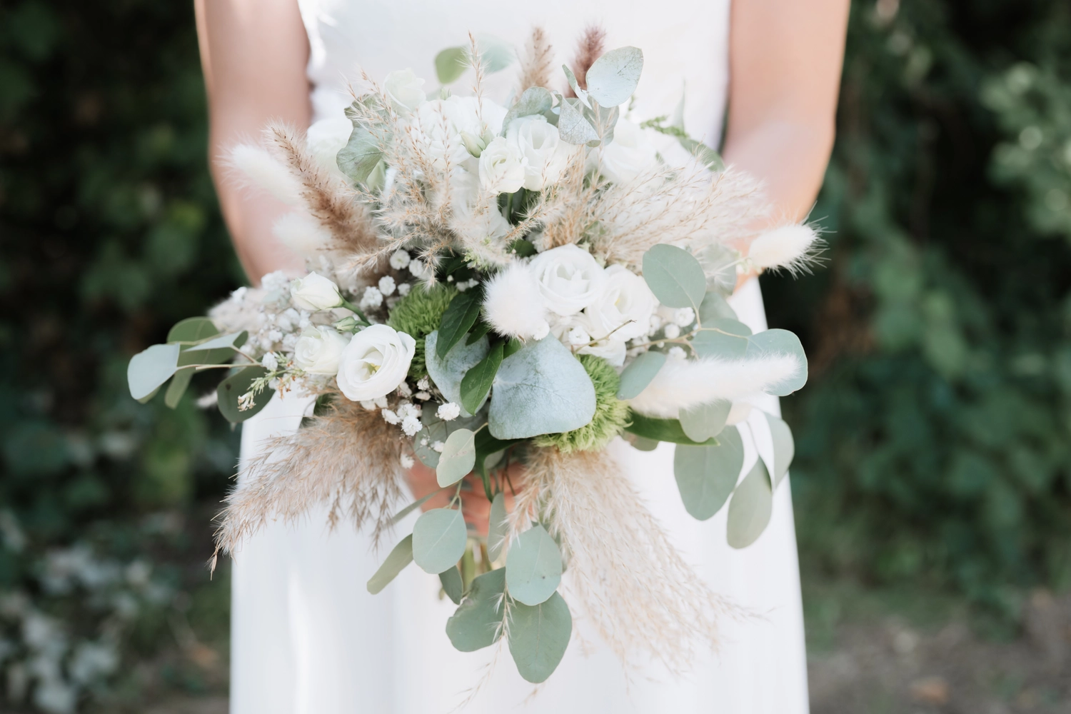 G5 Studios – Fotografie – eine glückliche Braut mit Blumen