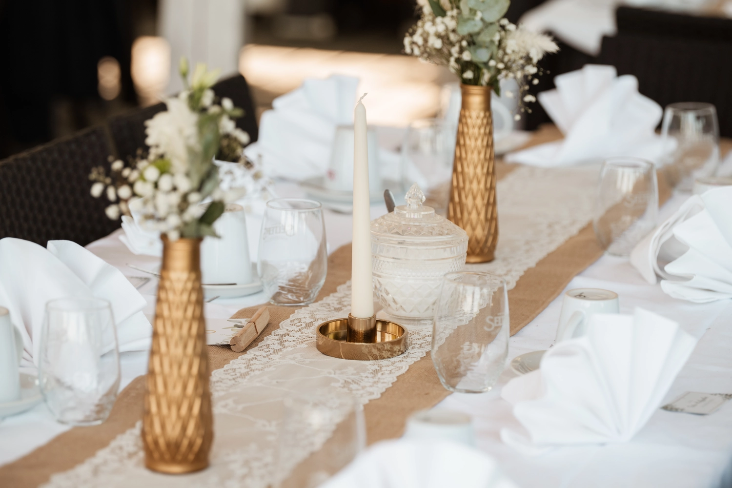 G5 Studios - Fotografie - ein florales Tischgesteck für eine Hochzeit
