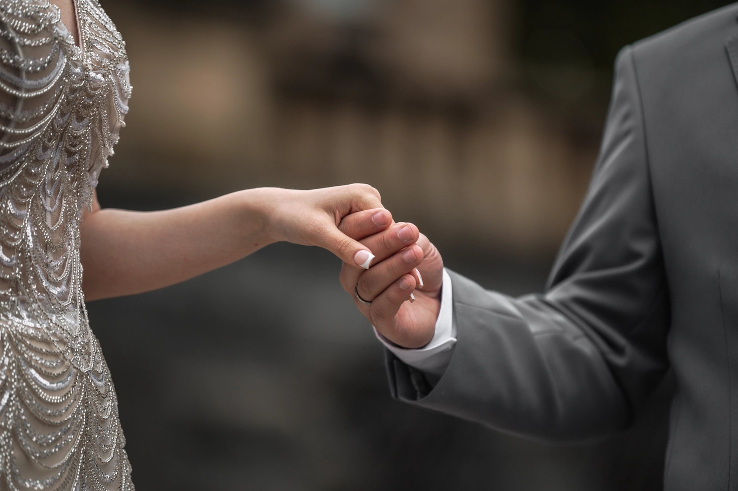 G5 Studios – Fotografie – frisch verheiratetes Paar hält Händchen