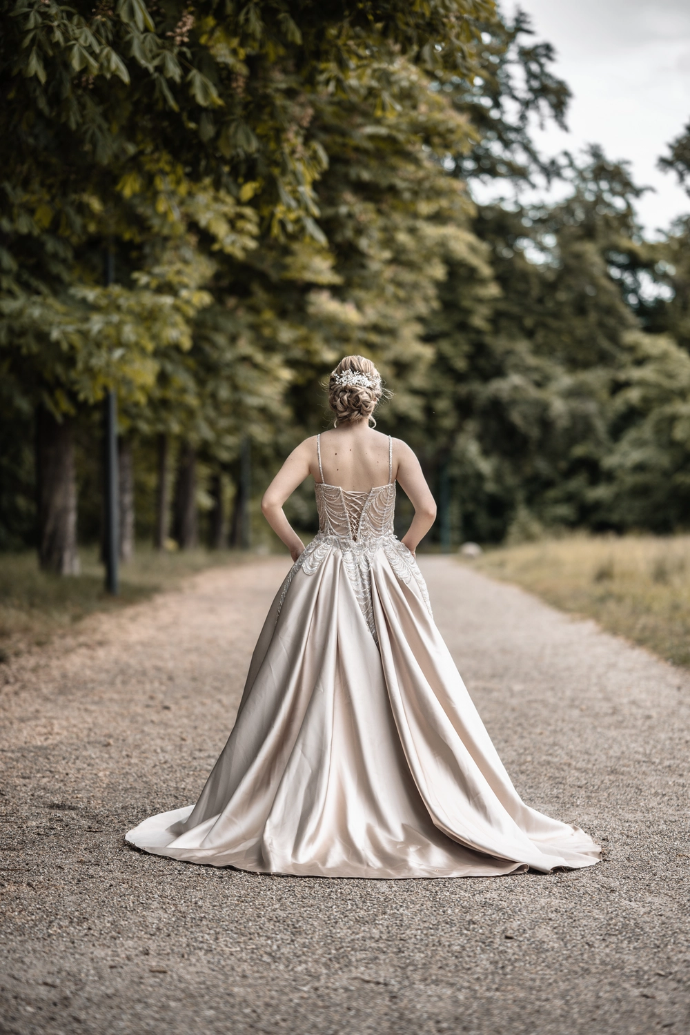 G5 Studios – Fotografie – Rückansicht der glücklichen Braut