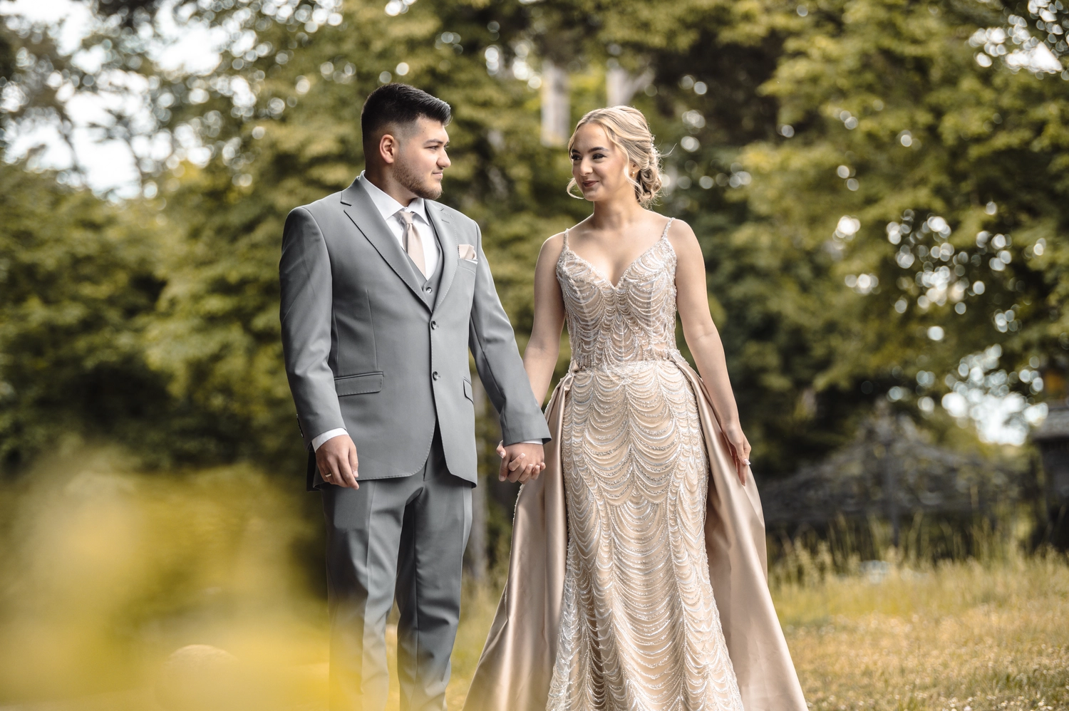 G5 Studios – Fotografie – frisch vermähltes Paar hält Händchen