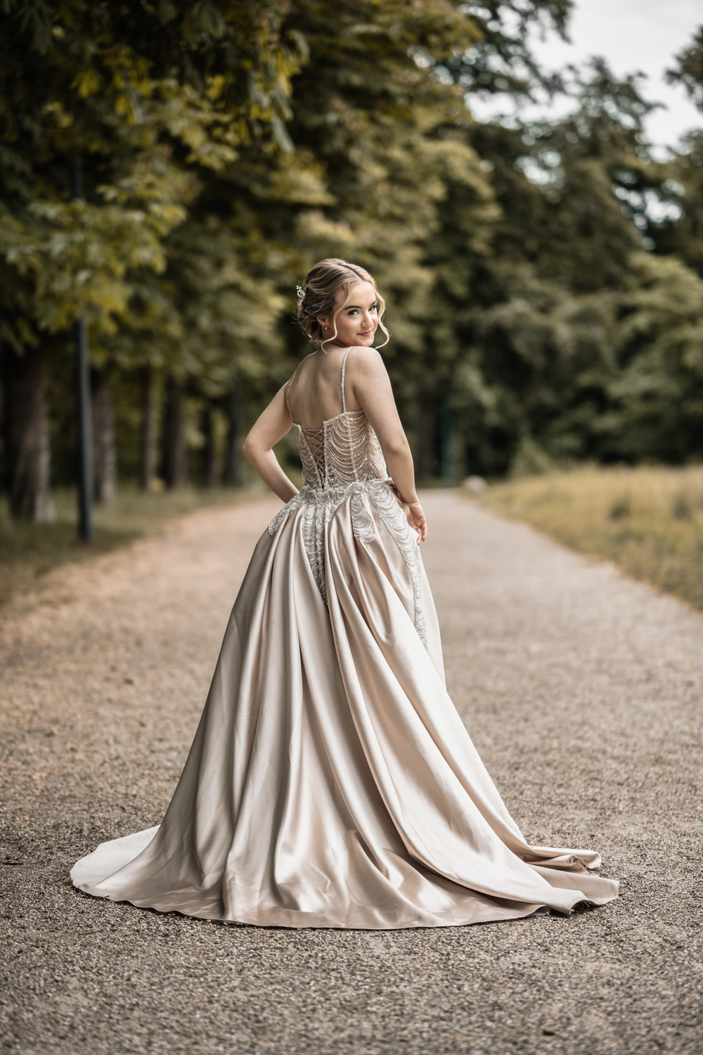 G5 Studios – Fotografie – frisch vermählte Braut lächelt und dreht sich um