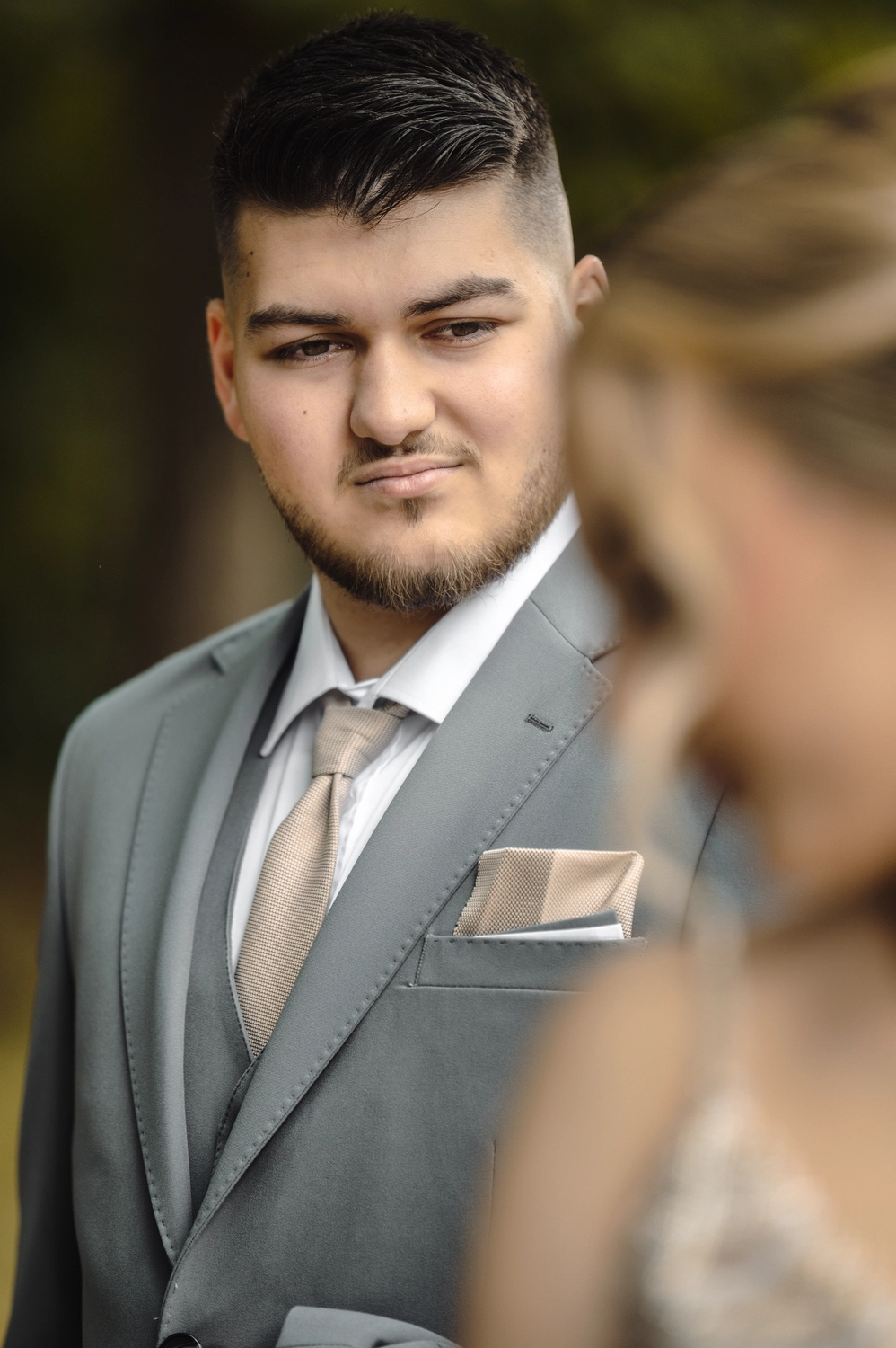 G5 Studios – Fotografie – frisch vermählter Bräutigam lächelt und schaut seine Braut an