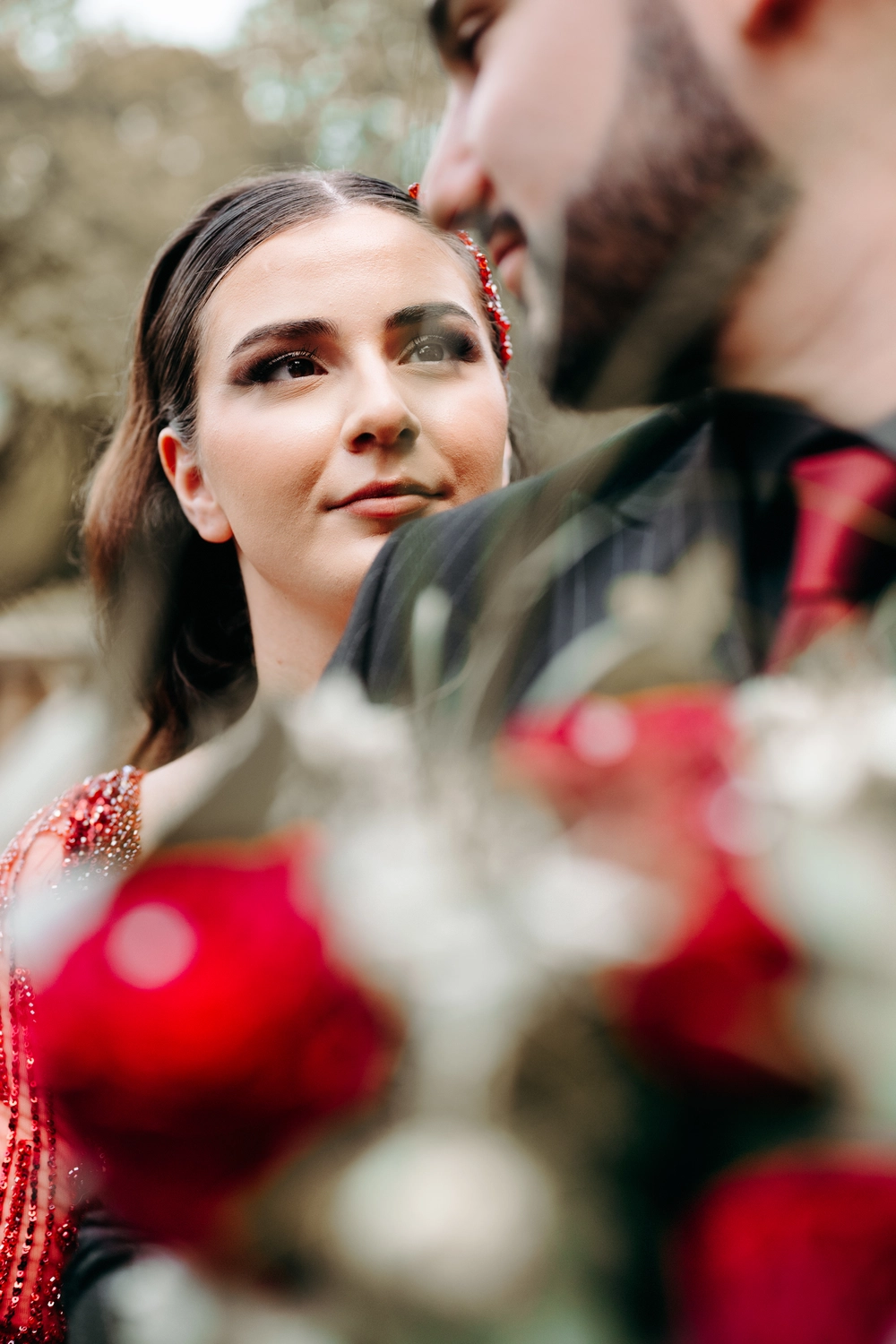 G5 Studios – Fotografie – Frischvermähltes Paar teilt glückliche romantische Momente