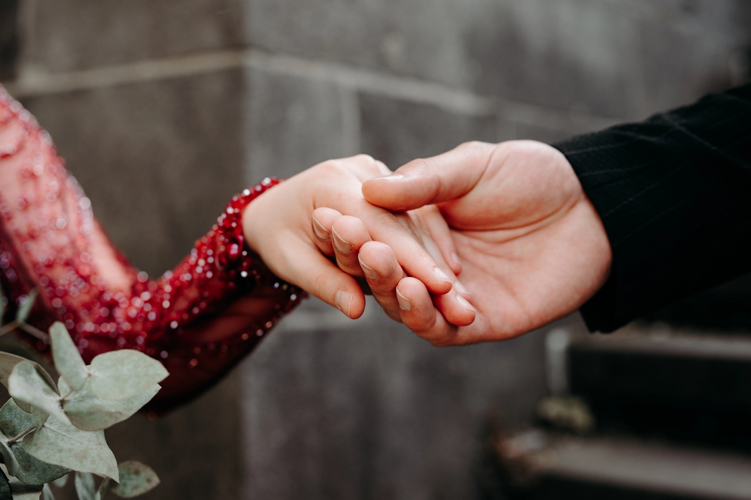 G5 Studios – Fotografie – ein romantischer Moment eines frisch verheirateten Paares, das Händchen hält.