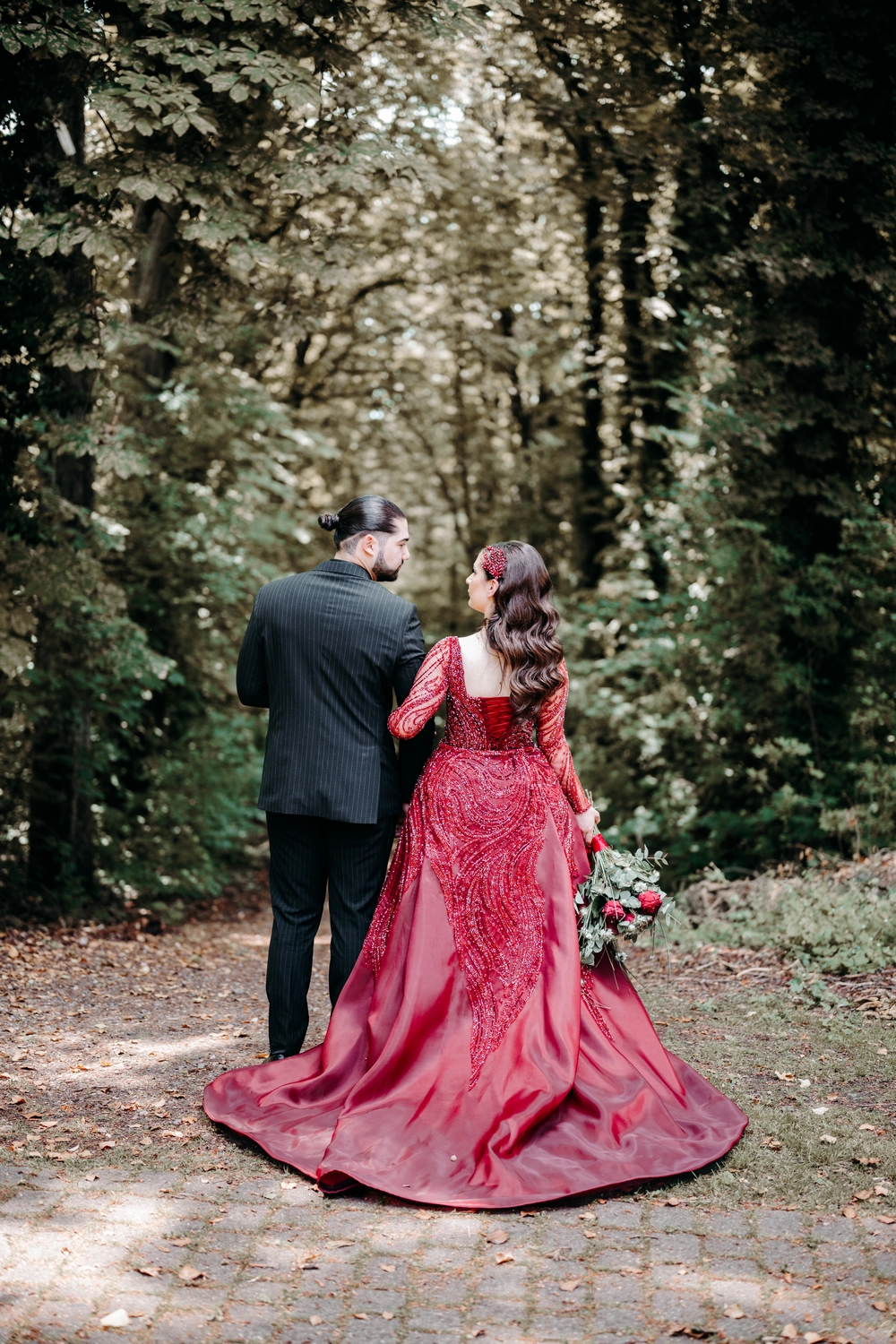 G5 Studios – Fotografie – Frischvermähltes Paar teilt glückliche romantische Momente