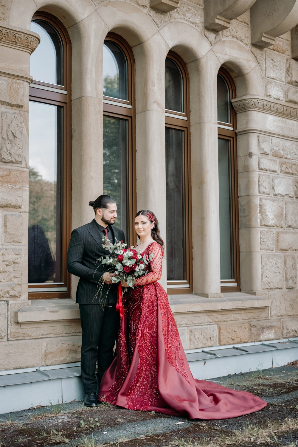 G5 Studios – Fotografie – Frischvermähltes Paar teilt glückliche romantische Momente