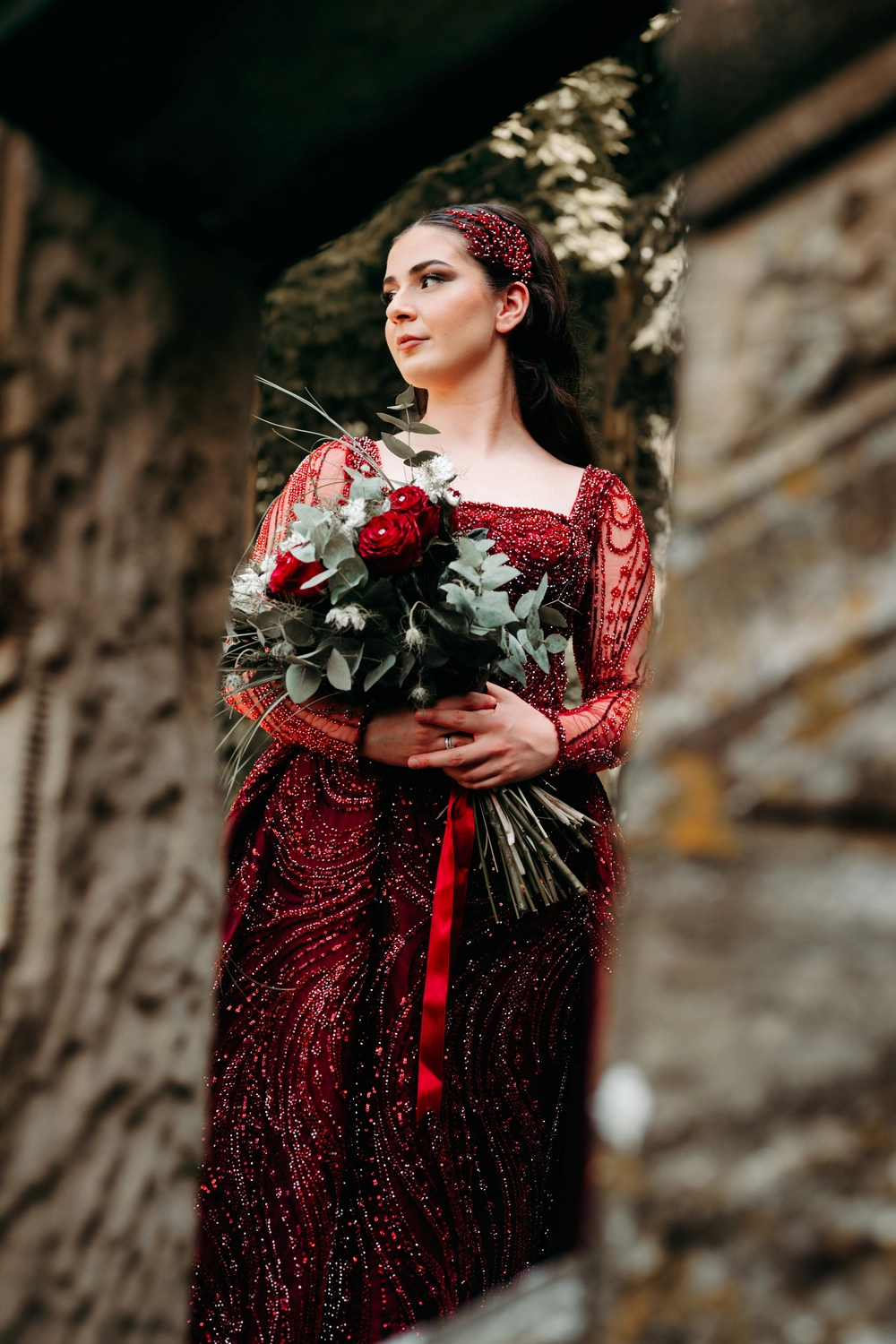 G5 Studios - Fotografie - eine glückliche Braut mit roten Blumen