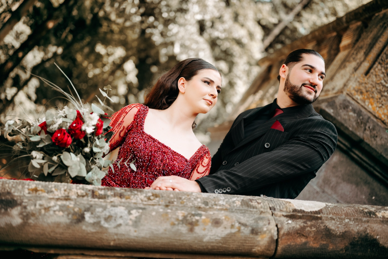 G5 Studios – Fotografie – Frischvermähltes Paar teilt glückliche romantische Momente