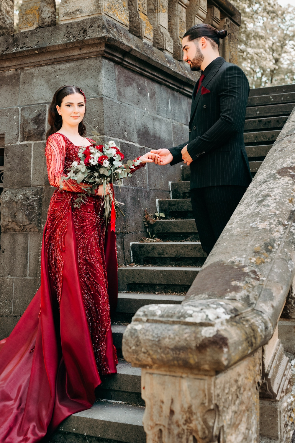 G5 Studios – Fotografie – Frischvermähltes Paar teilt glückliche romantische Momente