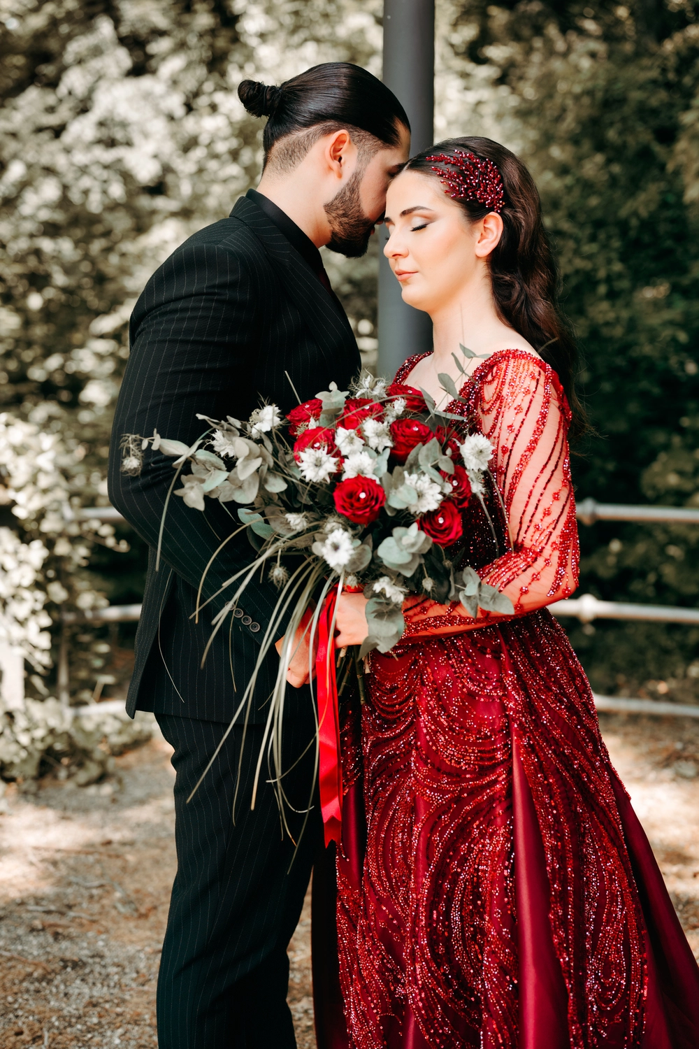 G5 Studios – Fotografie – Frischvermähltes Paar teilt glückliche romantische Momente