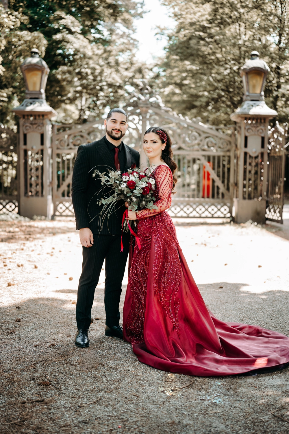 G5 Studios – Fotografie – Frischvermähltes Paar teilt glückliche romantische Momente