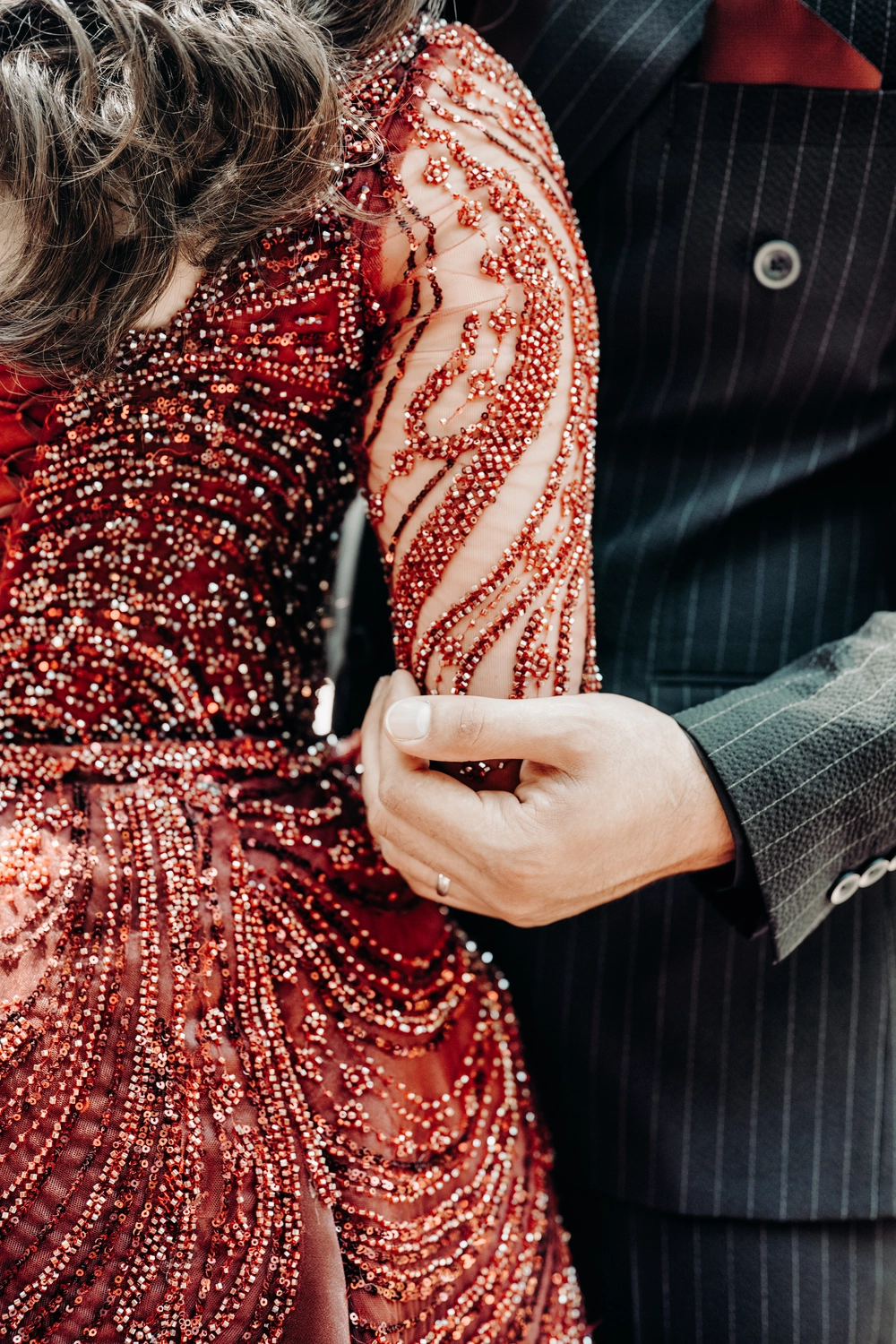 G5 Studios – Fotografie – Frischvermähltes Paar teilt glückliche romantische Momente
