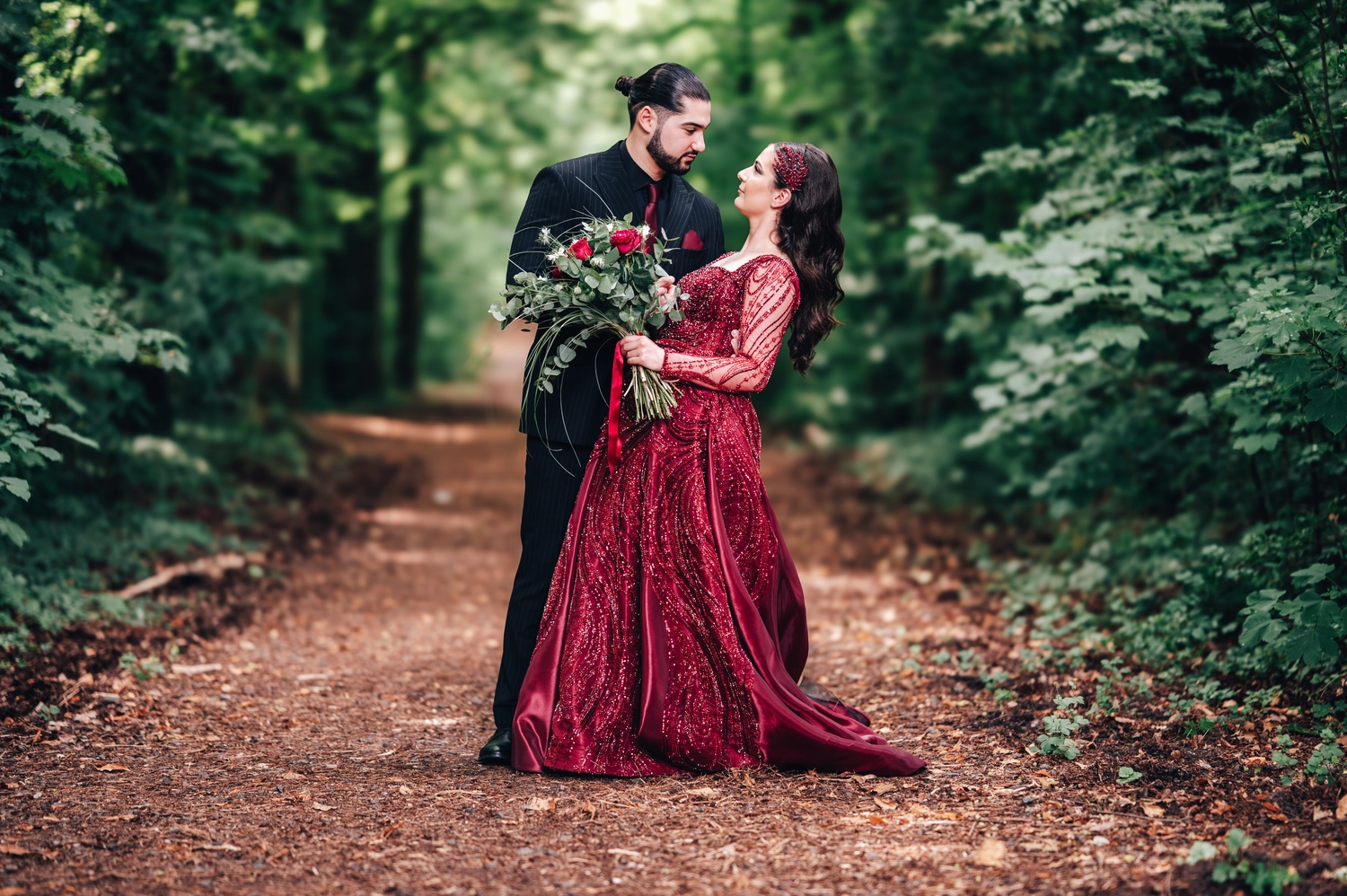 G5 Studios – Fotografie – Frischvermähltes Paar teilt glückliche romantische Momente