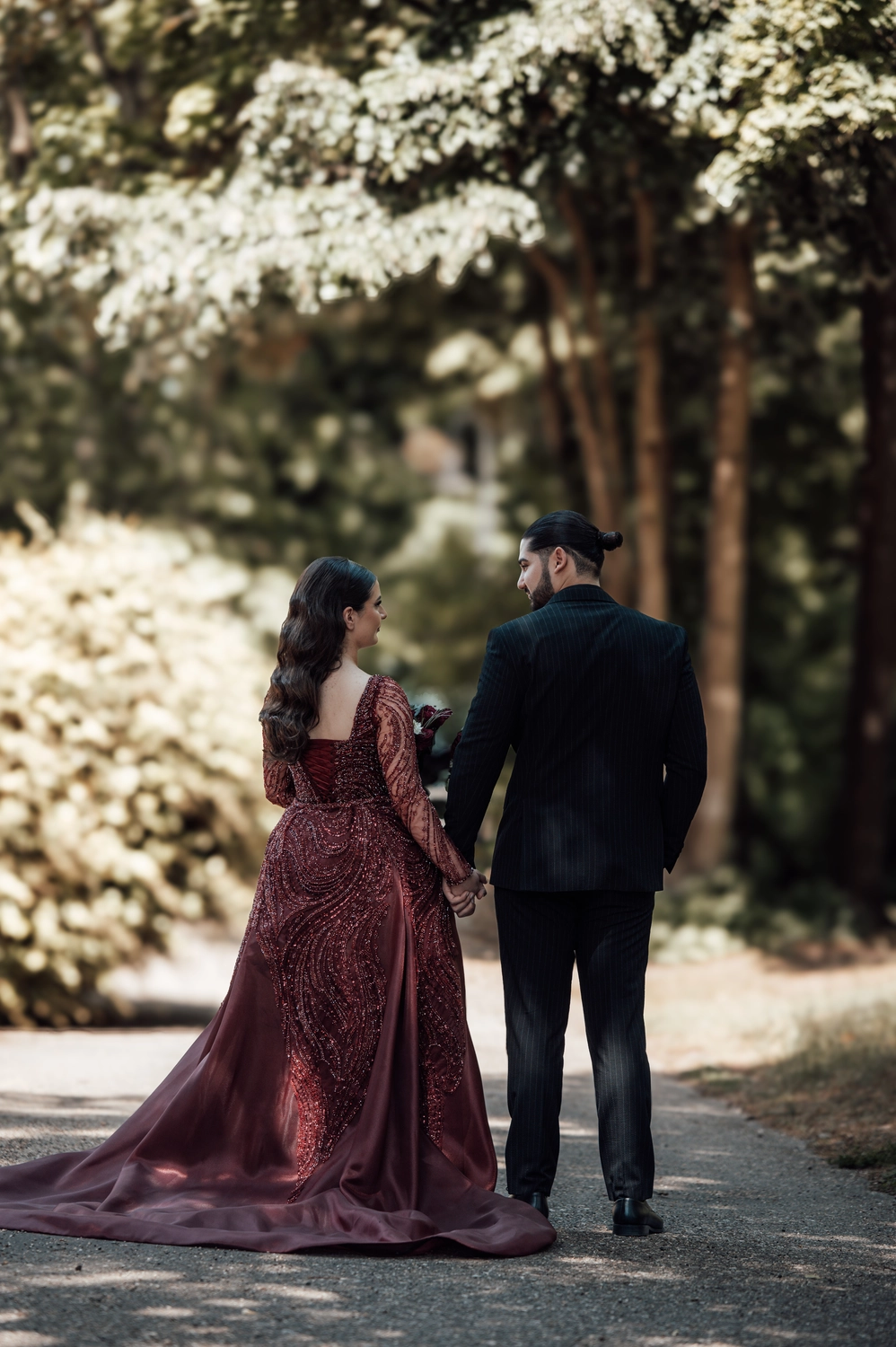 G5 Studios – Fotografie – Frischvermähltes Paar teilt glückliche romantische Momente
