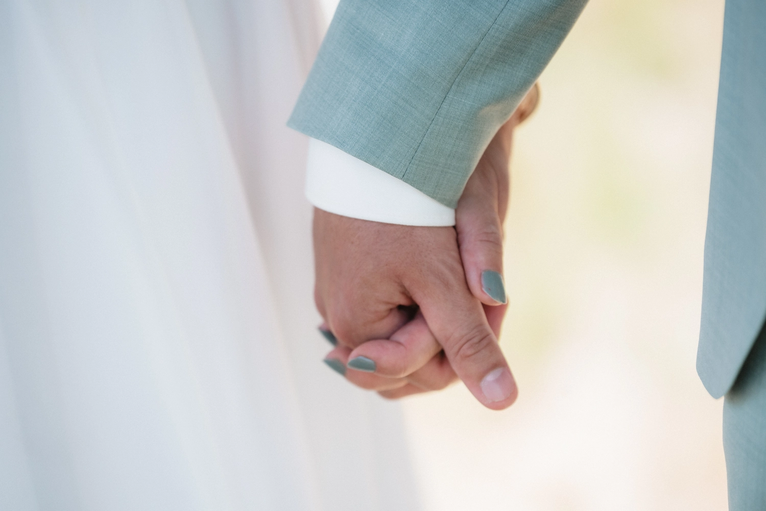 G5 Studios – Fotografie – glückliches Paar hält Händchen