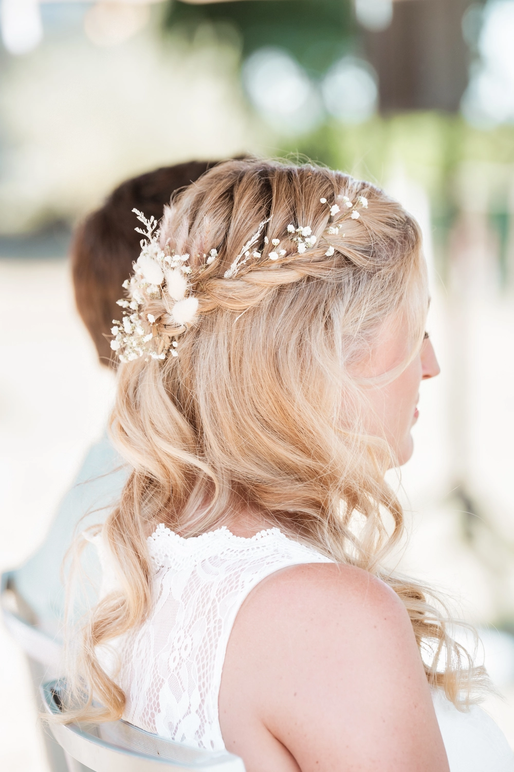 G5 Studios – Fotografie – Nahaufnahme einer floralen Haarspange der Braut