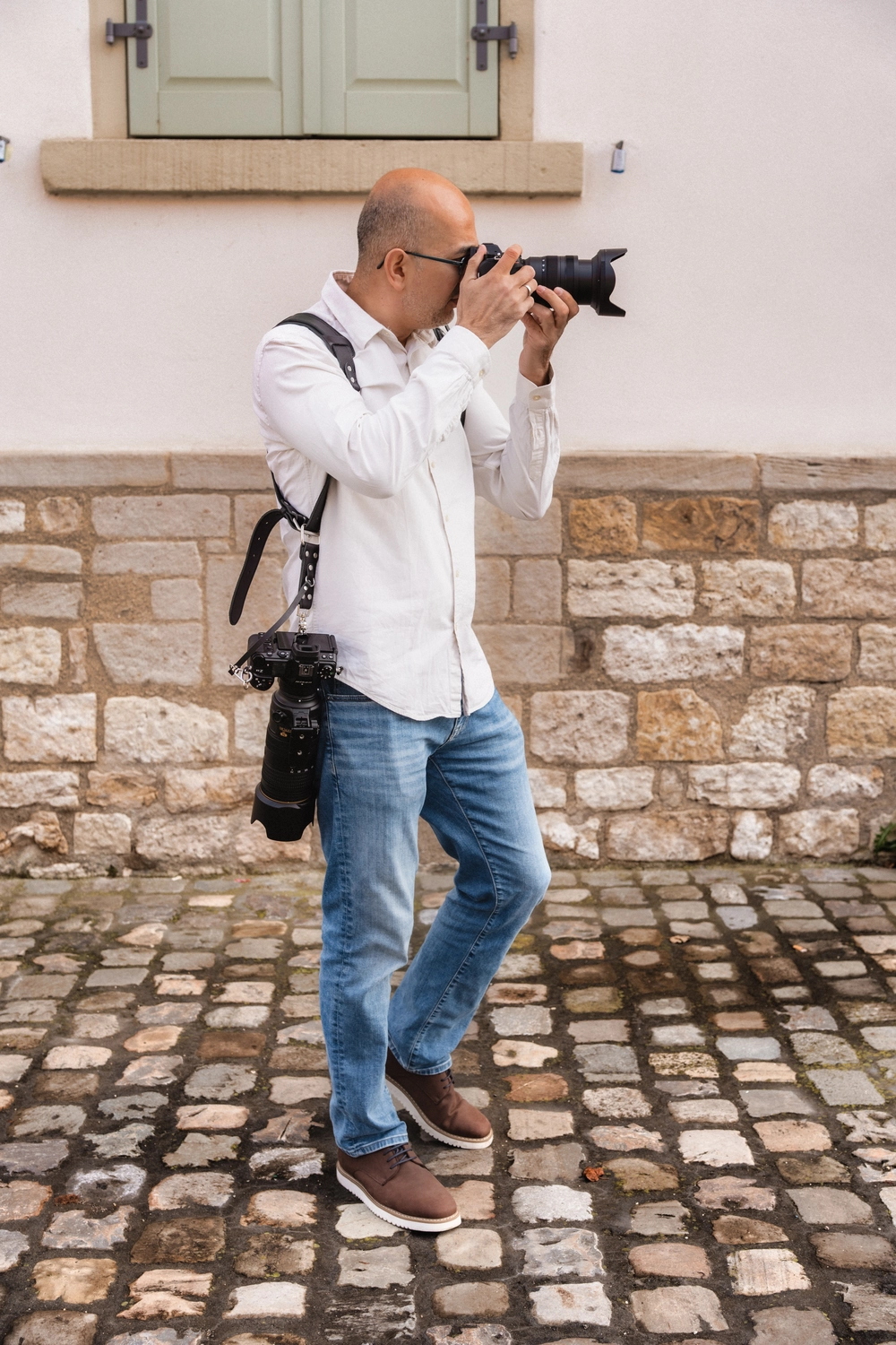 G5 Studios – Fotografie – Bülent Gebes hält die Fotografenkamera