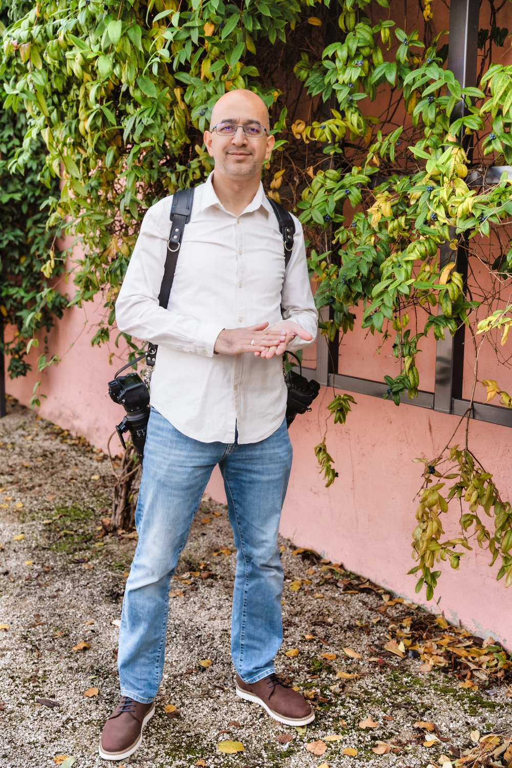 G5 Studios – Fotografie – Bülent Gebes hält die Fotografenkamera