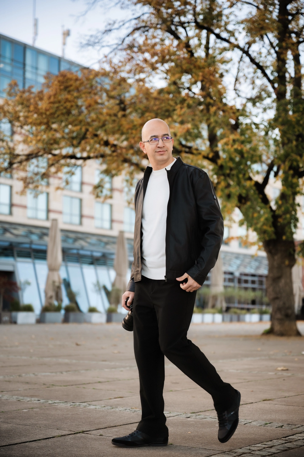 G5 Studios – Fotografie – Bülent Gebes hält die Fotografenkamera